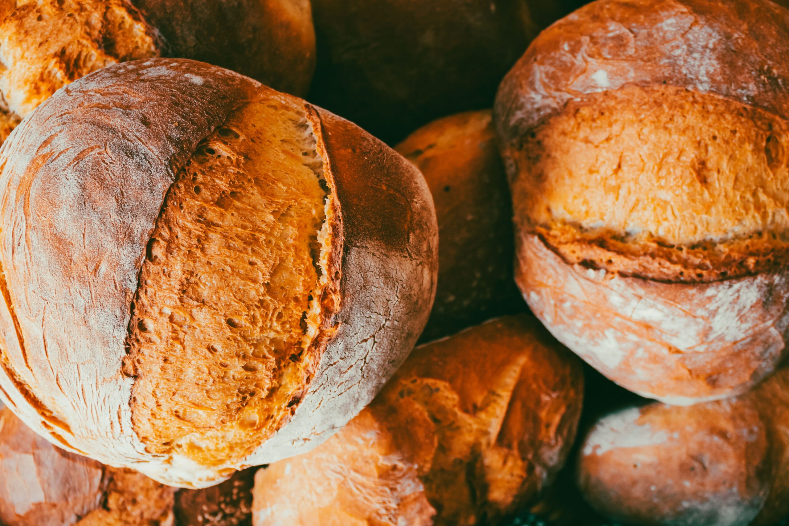 kousky pečených bochníků chleba